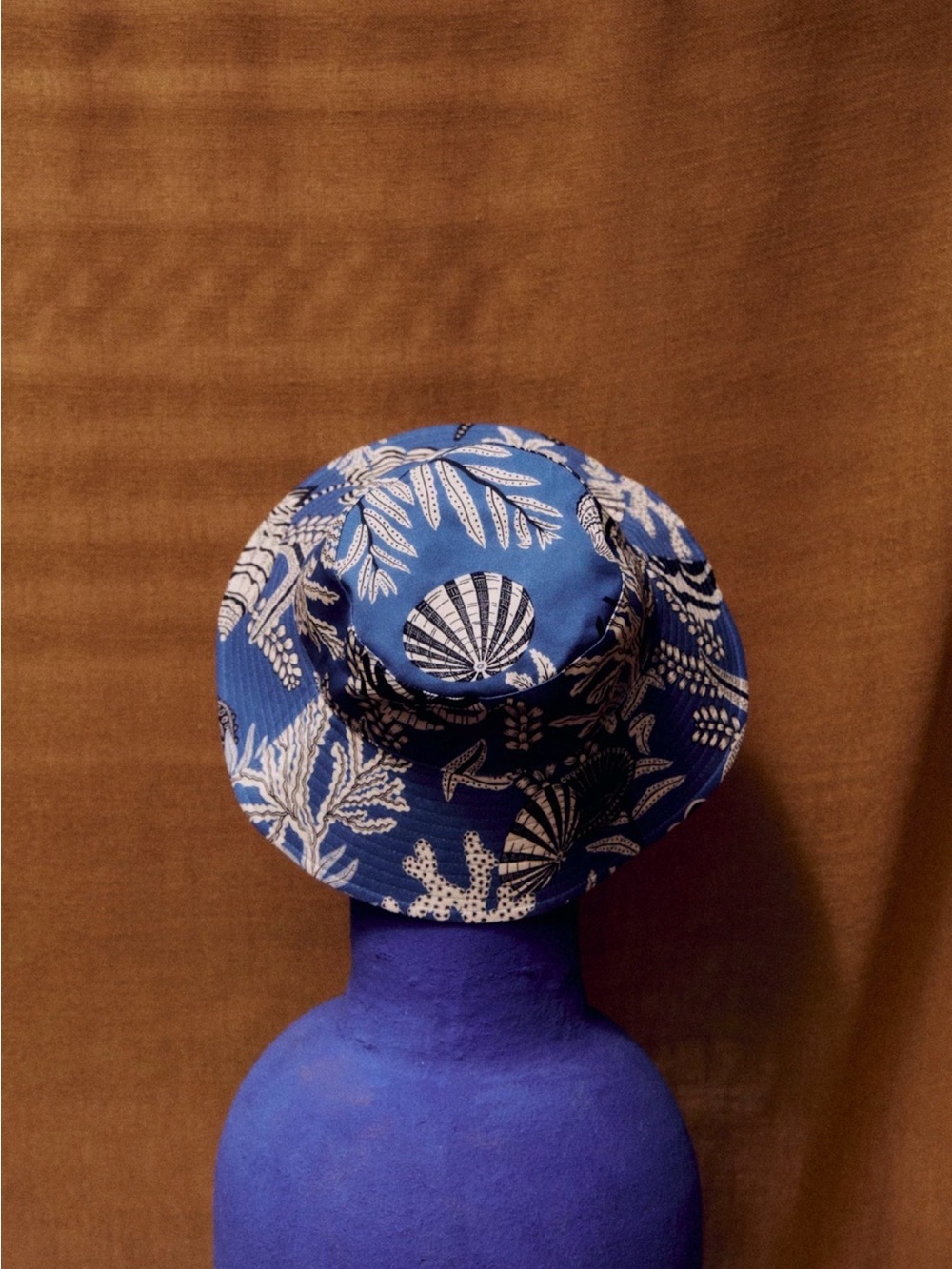 Sézanex Inoui Editio s Bob Bucket Hat Blue Shells Print EUC